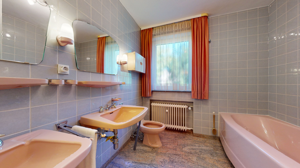 Badezimmer mit Wanne und Dusche