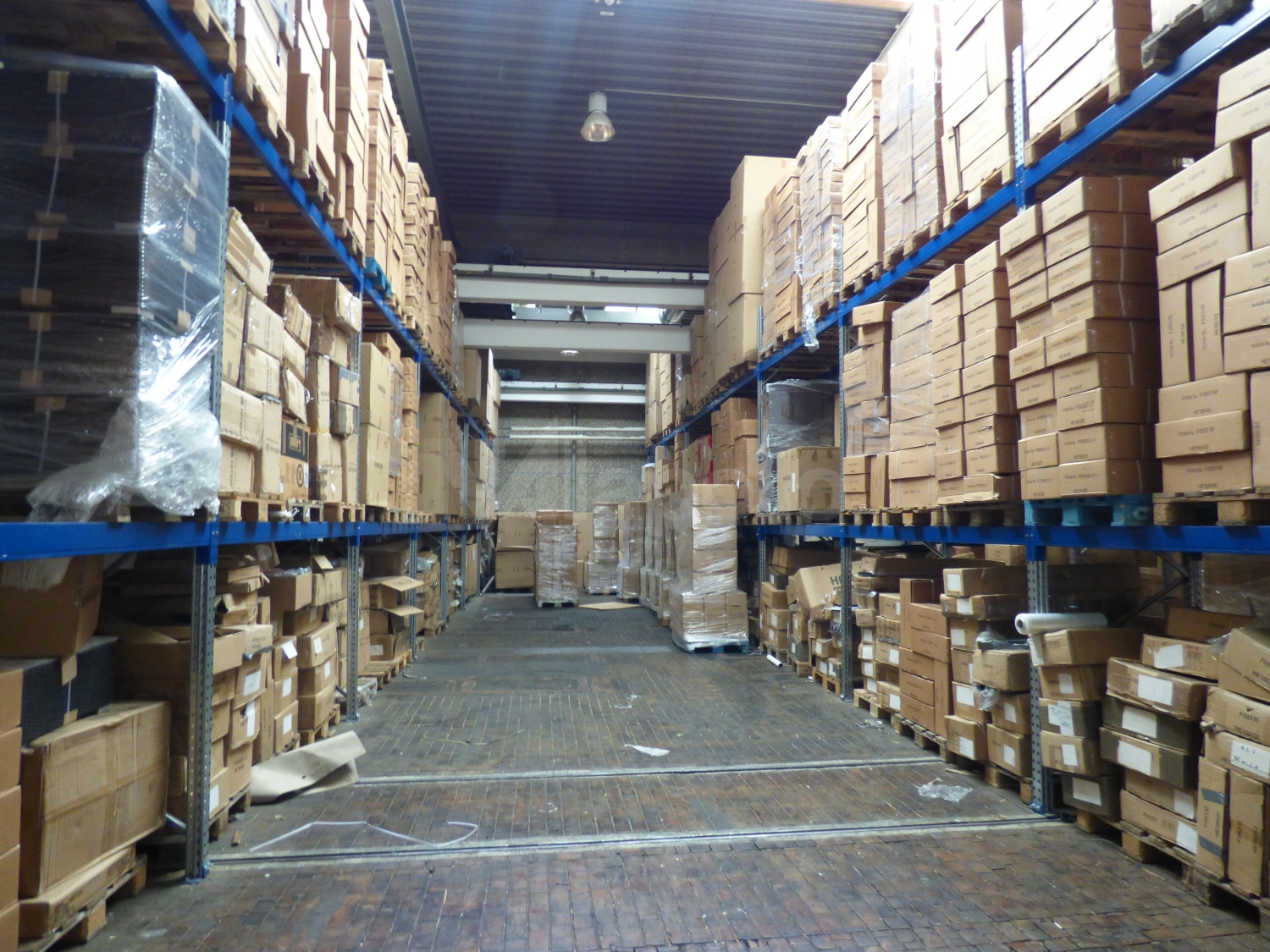 Innenansicht Halle regaliert