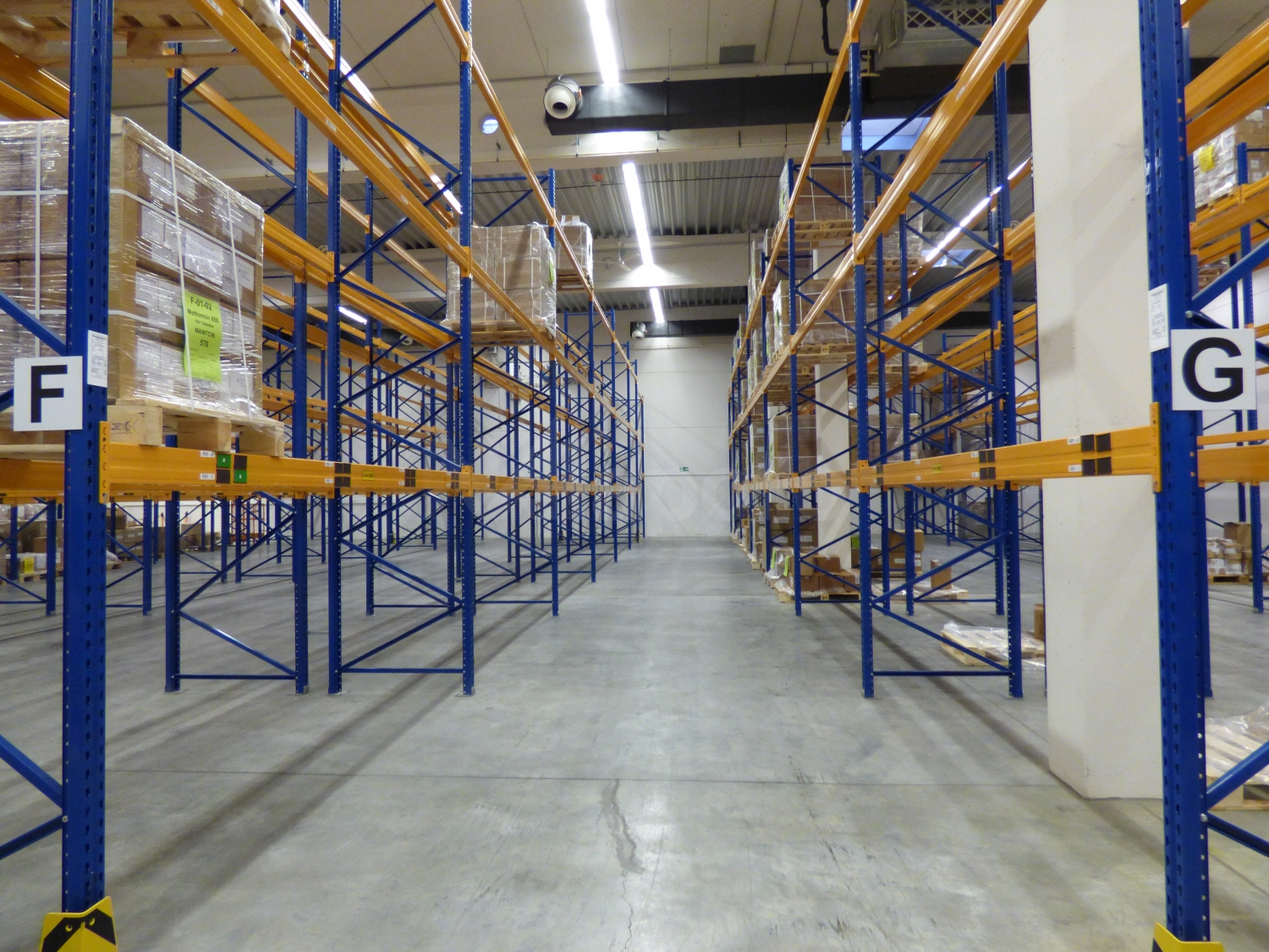 Innenansicht Halle regaliert