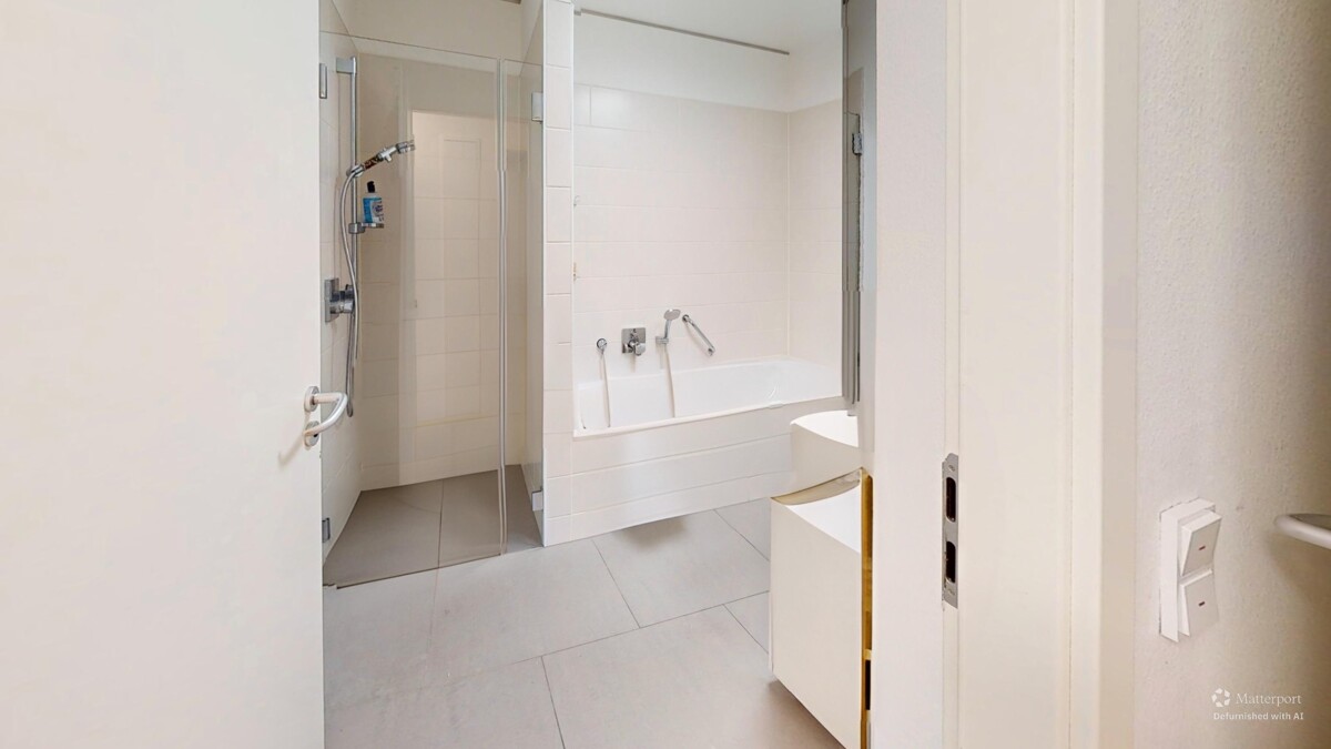 Bathroom-Defurnished (1)