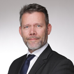 MA-mit-Krawatte-1.jpg
